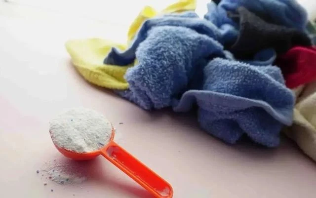 「洗衣粉」和「洗衣液」到底哪個好？原來差別這麼大，別再亂用了