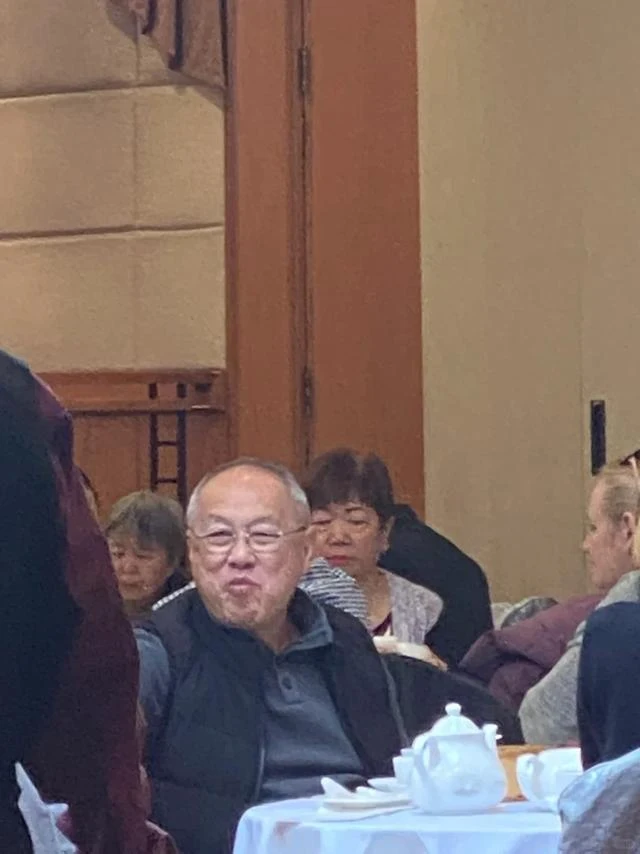 75歲香港老戲骨移民加拿大有鄉愁，茶樓大快朵頤過嘴癮，眉開眼笑