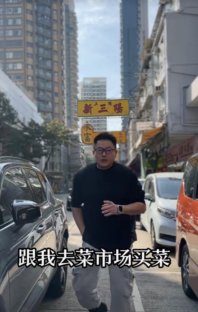 知名港星近況曝光！身形臃腫帥氣形象不再，單膝跪地撿零錢太狼狽