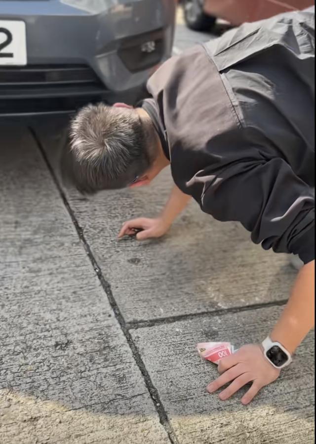 知名港星近況曝光！身形臃腫帥氣形象不再，單膝跪地撿零錢太狼狽