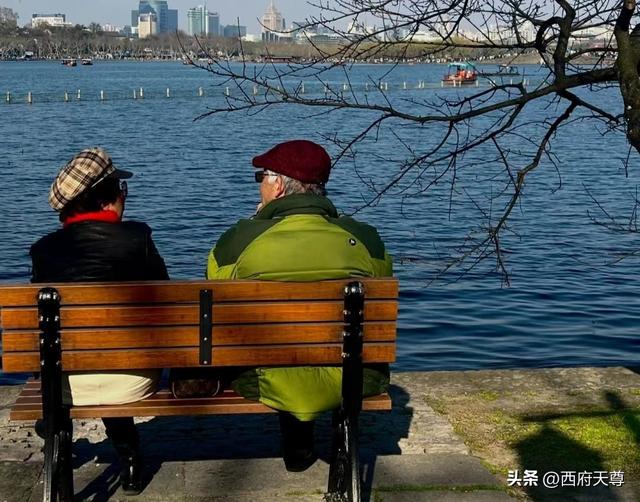 5年沒聯繫的女同學「突然約我吃飯」!結果全家都來了「我硬著頭皮買單」事後1通電話我愣了