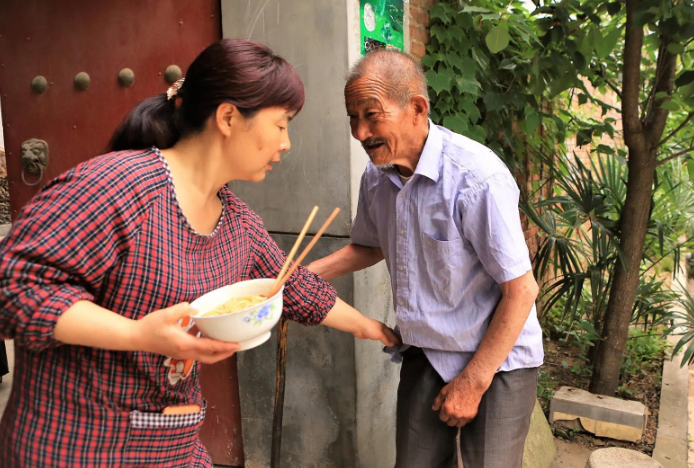 喪偶後太寂寞！我用光退休金「養幾個女人」被兒子罵：不要臉　我怨他「不懂我的快樂」直到大病一場才知錯