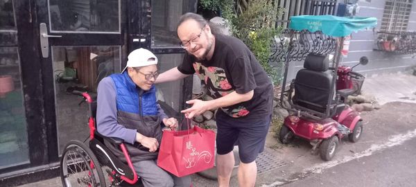 55歲資深男星驚傳「肺腺癌末病逝」！金曲歌王淚證實：「匆匆火化連牌位都沒有...」