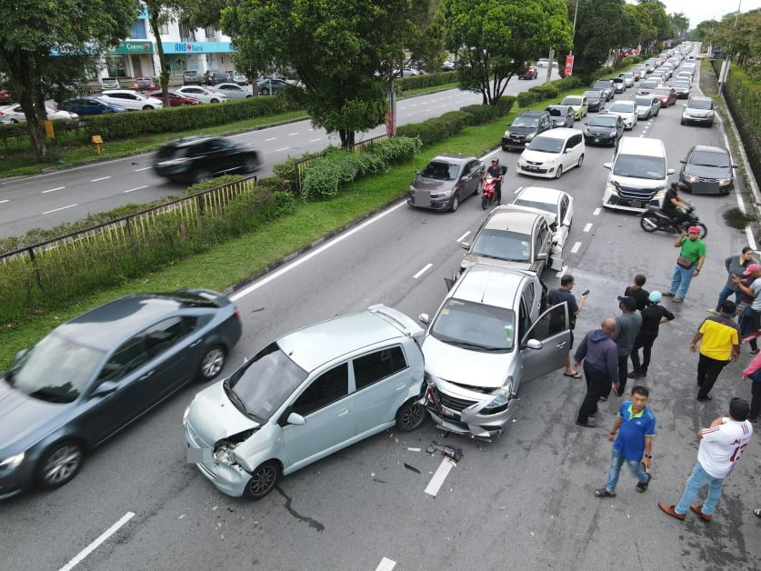 疑華青開車看手機 釀7車連環撞