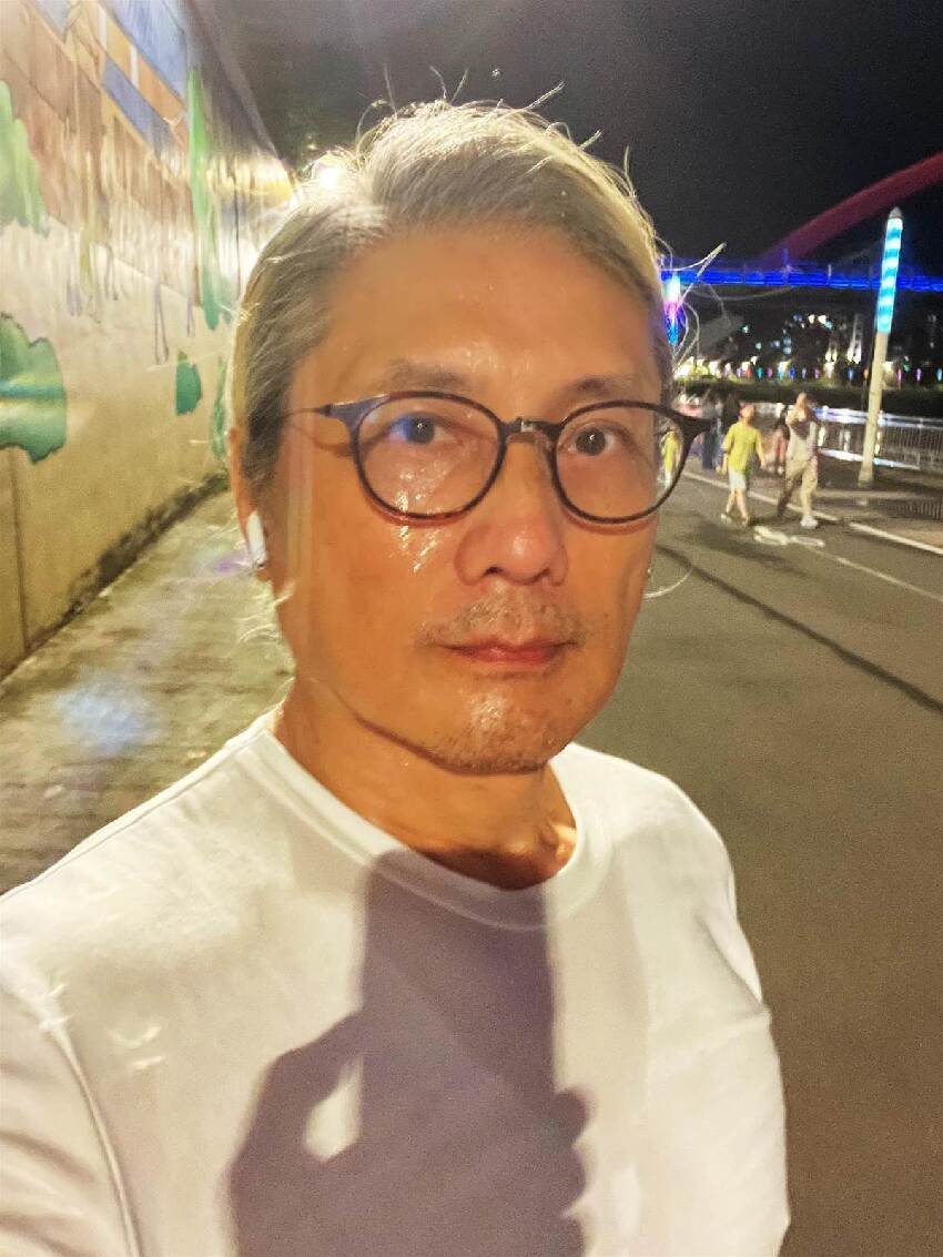 22歲愛女病逝！資深男星「走不出喪女痛」留白長髮現身　掛骨灰項鍊「代女做1事」惹淚