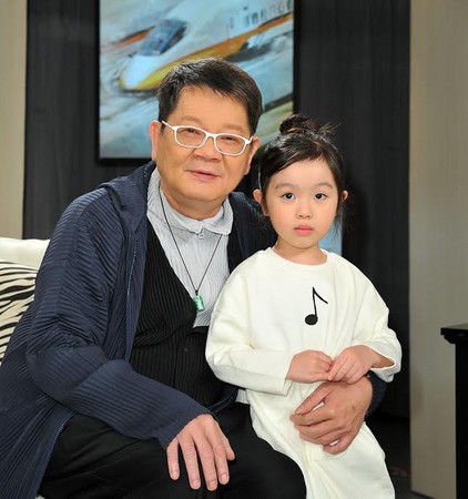 昔日情場浪子化身女兒奴！69歲音樂才子鄭進一抗癌歷程曝光，豁達吐心聲：「活到這歲數也夠本了」