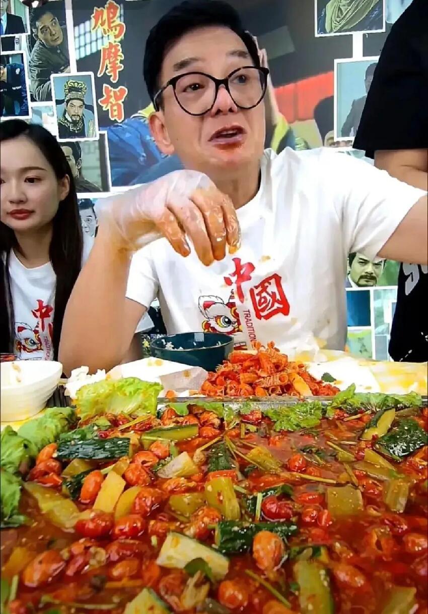 72歲TVB綠葉在成都提新車，自曝已在當地買房，每年旅居住三個月