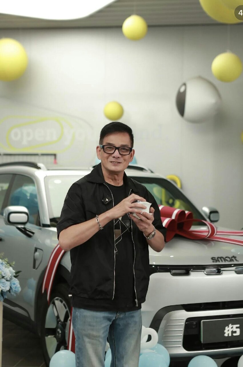 72歲TVB綠葉在成都提新車，自曝已在當地買房，每年旅居住三個月
