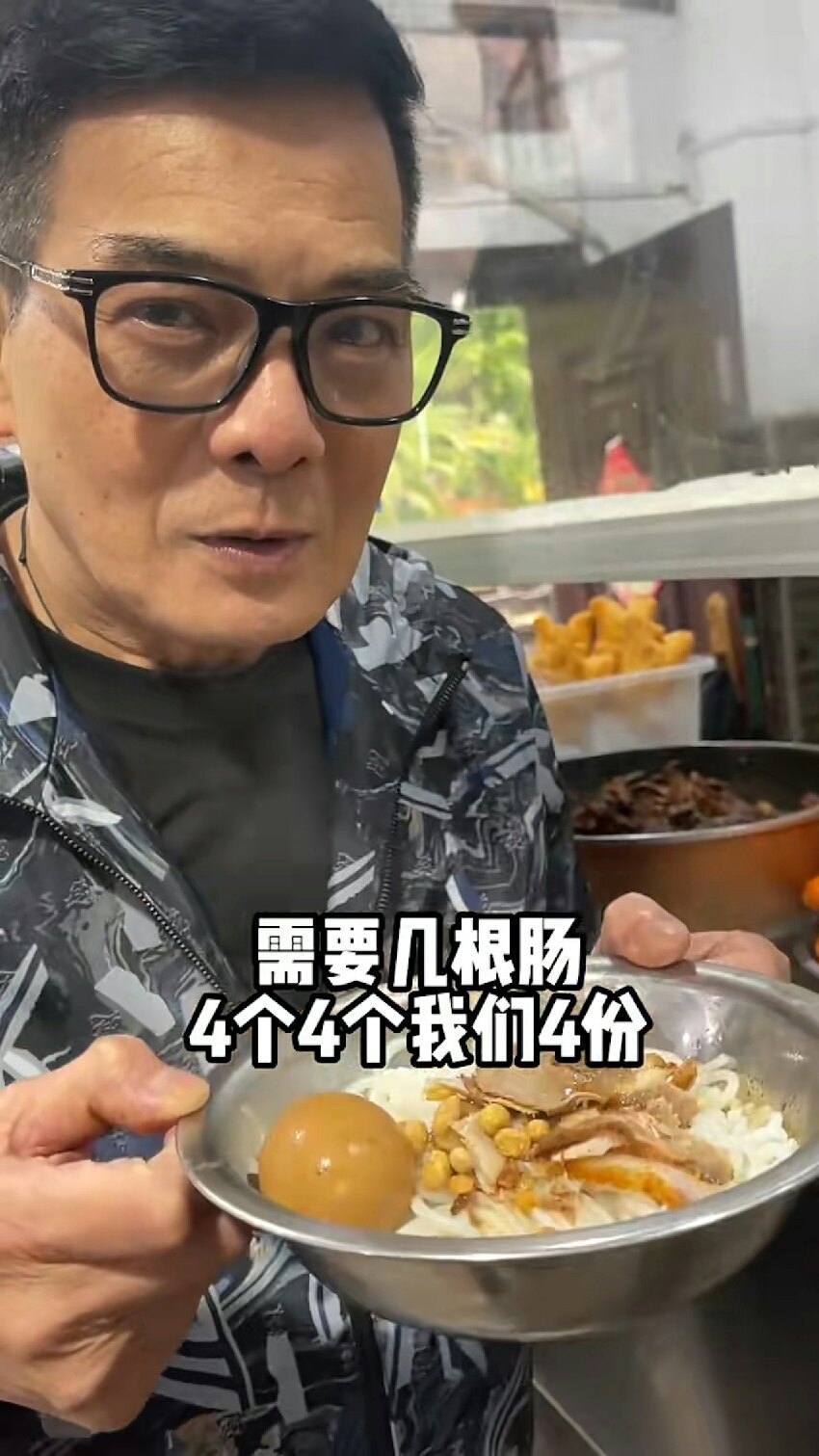 72歲TVB綠葉在成都提新車，自曝已在當地買房，每年旅居住三個月