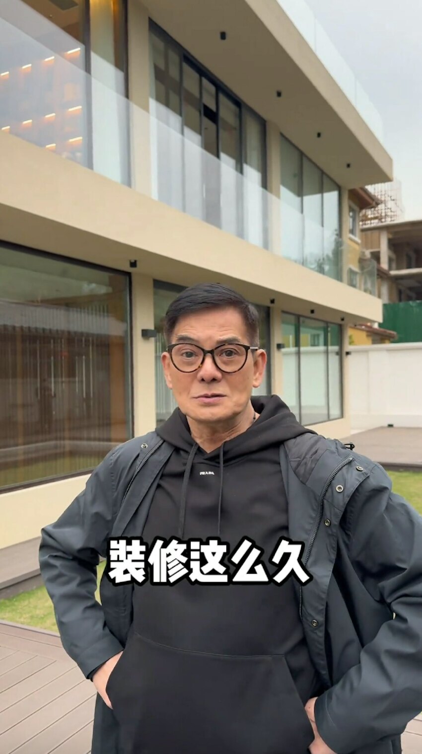 72歲TVB綠葉在成都提新車，自曝已在當地買房，每年旅居住三個月