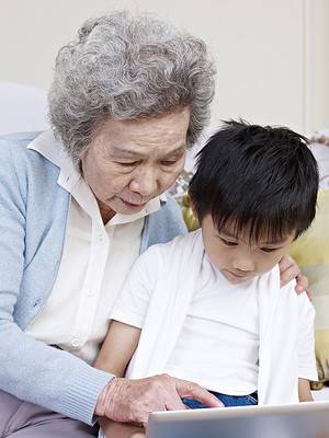 去小住兒子家幫帶孫！但房子太小「老母親只能睡客廳沙發」，連續3天「窗戶半夜被打開」睡到被冷醒！有天去買菜「街上聽到鄰居對話」她恍然大悟 # 真相太難堪