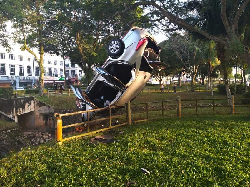 轎車失控倒頭栽 司機拋飛車外亡