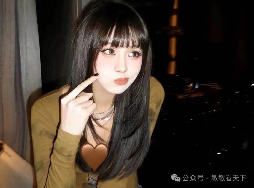 汪峰女兒18歲小蘋果曬留學私照，穿短裙黑絲秀小蠻腰，超模身材神似李嘉欣，美過章子怡！