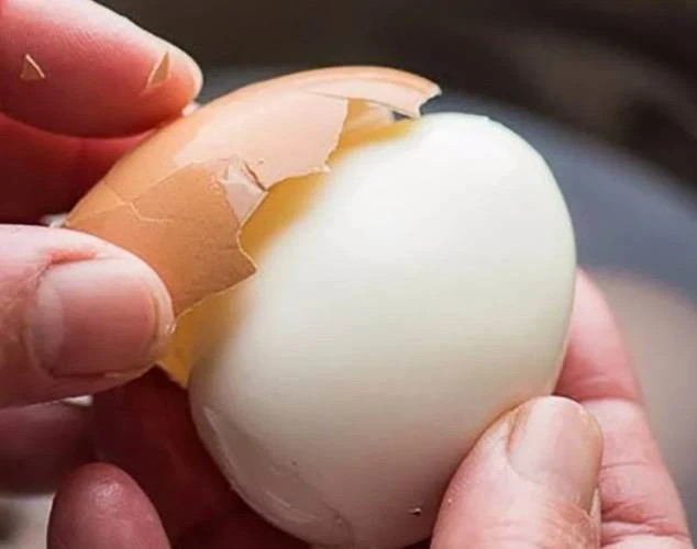 煮雞蛋：冷水、熱水下鍋都不對，牢記這三點，雞蛋輕輕一碰就脫殼！！