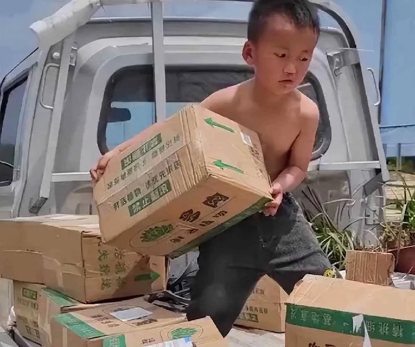 5歲男孩幫爸爸卸貨，一口氣搬34箱，搬得滿頭大汗，網友怒贊：男孩就該這樣養