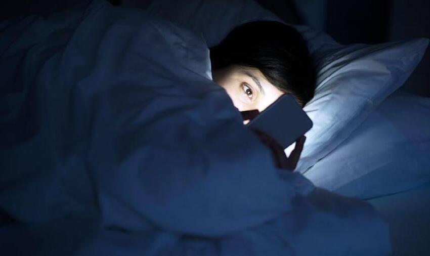 長期在睡前玩手機的人，會付出啥代價？醫生：或要承擔這6種痛苦
