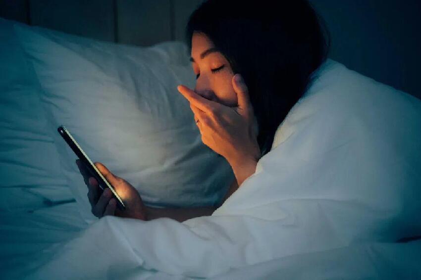 長期在睡前玩手機的人，會付出啥代價？醫生：或要承擔這6種痛苦