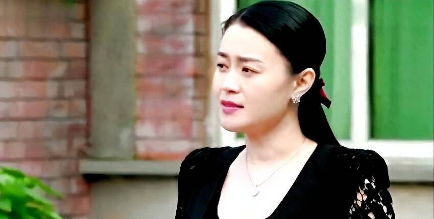 演員關婷娜：被趙本山捧紅后，緋聞不斷，如今40歲單身成父母心病