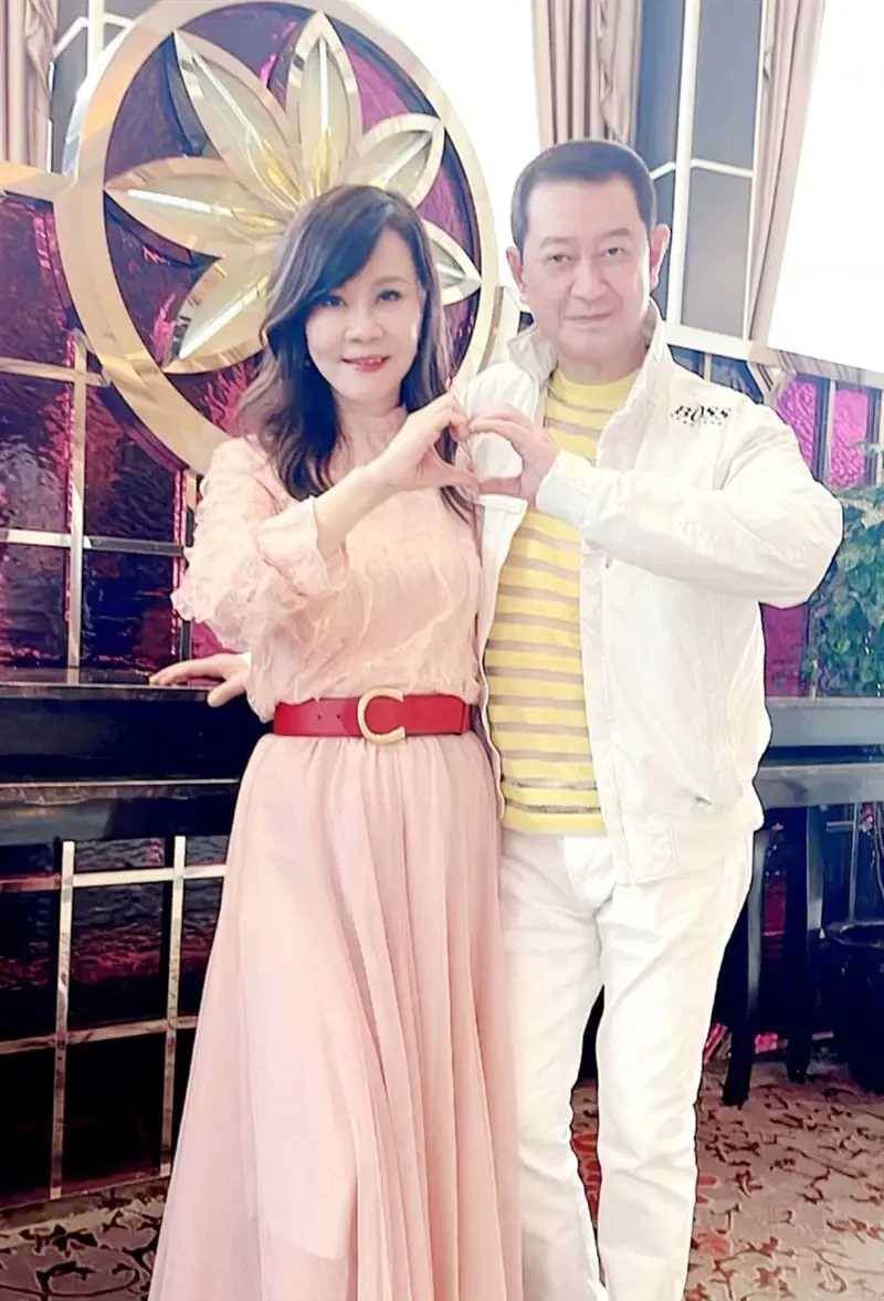 恭喜！61歲蔡小虎傳來喜訊！結婚照曝光轟動全台，萬萬沒想到竟是她