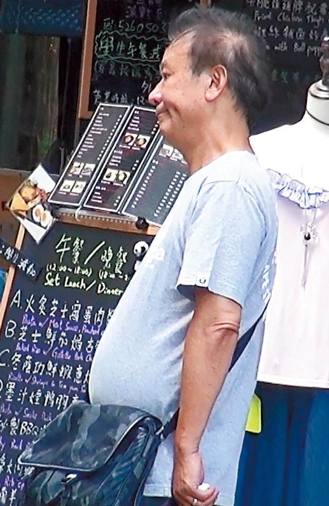 與周潤發齊名！71歲影帝「息影20年」低調近況曝光　如今「慘成肚腩白髮翁」網全認不出：男神也老了...