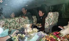 死前脖子上29處針孔，遺體遍佈紅斑、未婚夫保羅卻阻止屍檢！鄧麗君去世29年，已婚的保羅終於不再隱瞞