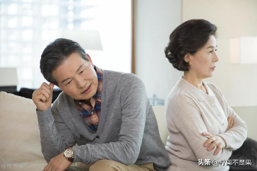 結婚30年！老公都「把薪水交給婆婆」我一直隱忍　退休了「卻想花我的養老金」我氣得心生一計：女兒也支持