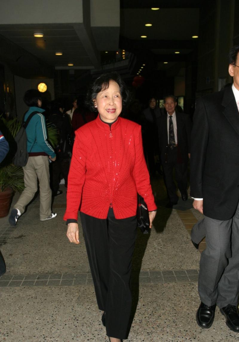 香港粵劇名伶迎百歲壽辰，出售豪宅大賺6300萬，被曝嗜睡身體安康