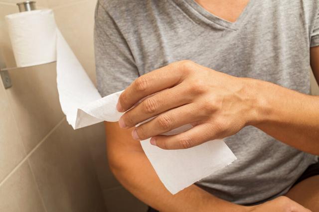 51歲男子每天大便兩三次，確診胰腺癌！6種異常或是身體「警報」