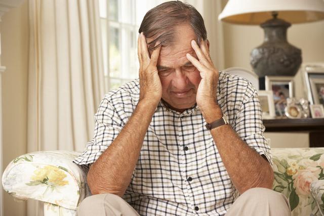51歲男子每天大便兩三次，確診胰腺癌！6種異常或是身體「警報」