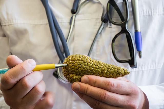 51歲男子每天大便兩三次，確診胰腺癌！6種異常或是身體「警報」