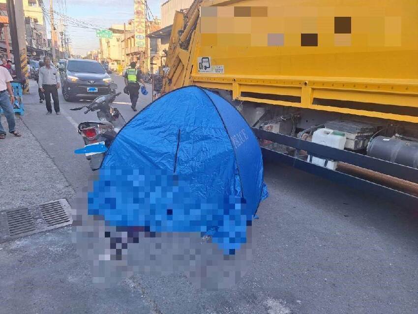 快訊/7歲孫「跨上機車轉油門暴衝」遭垃圾車輾斃！嬤心碎跪「藍色賬篷」前