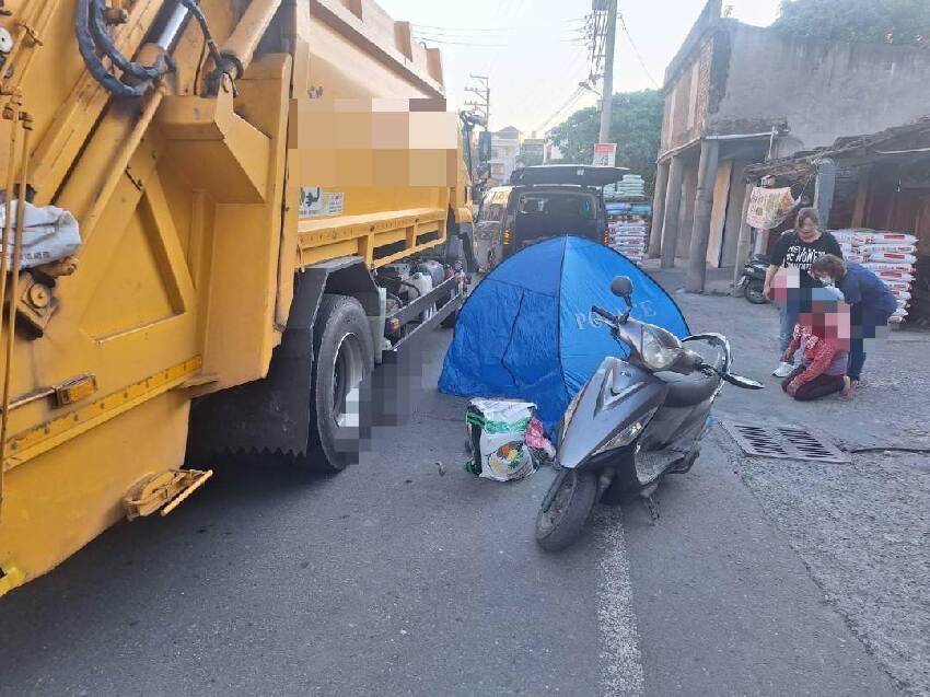 快訊/7歲孫「跨上機車轉油門暴衝」遭垃圾車輾斃！嬤心碎跪「藍色賬篷」前