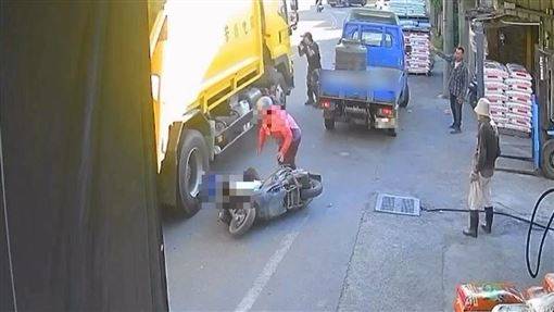 快訊/7歲孫「跨上機車轉油門暴衝」遭垃圾車輾斃！嬤心碎跪「藍色賬篷」前