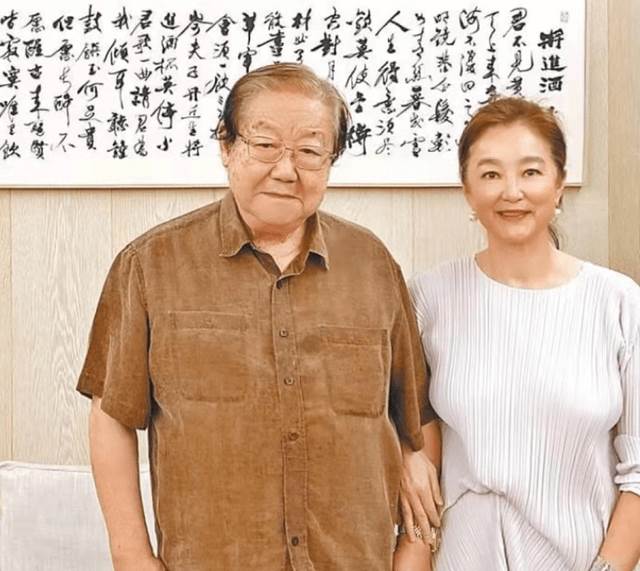 太任性了！69歲林青霞在家「穿白裙」身材走樣引爭議，典型的老奶奶「但氣質仍優雅」