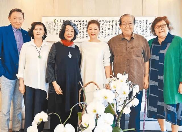 太任性了！69歲林青霞在家「穿白裙」身材走樣引爭議，典型的老奶奶「但氣質仍優雅」