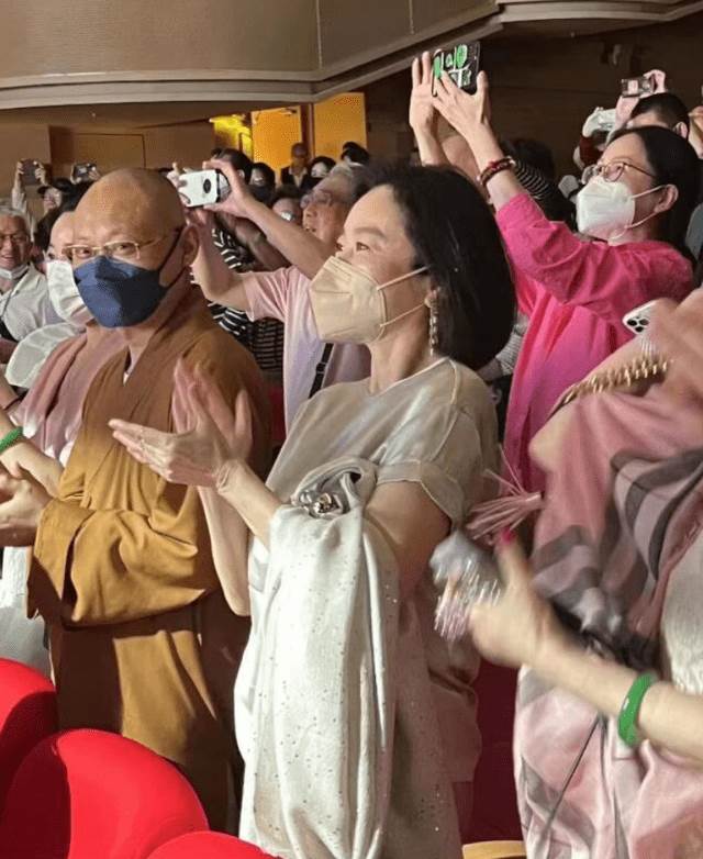 太任性了！69歲林青霞在家「穿白裙」身材走樣引爭議，典型的老奶奶「但氣質仍優雅」