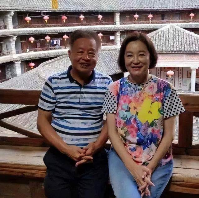 太任性了！69歲林青霞在家「穿白裙」身材走樣引爭議，典型的老奶奶「但氣質仍優雅」