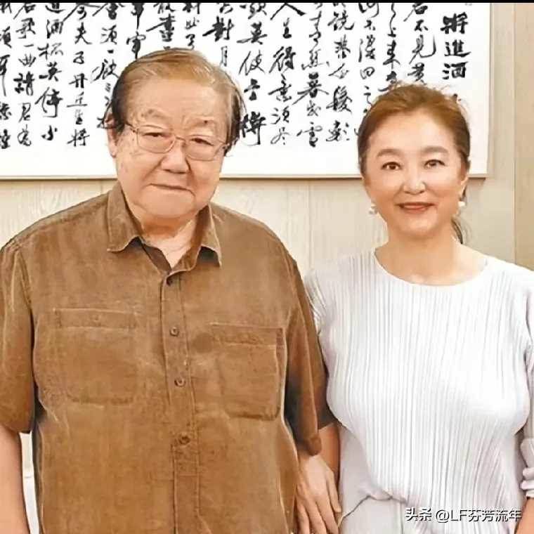 太任性了！69歲林青霞在家「穿白裙」身材走樣引爭議，典型的老奶奶「但氣質仍優雅」