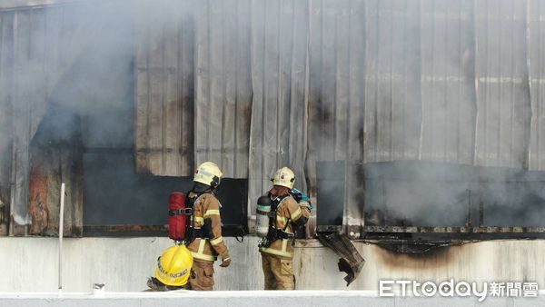 台南一家五口身亡！受困鐵棺材「大女兒出國逃過一劫」　義消悲曝「最後通話」：曾摸到手....