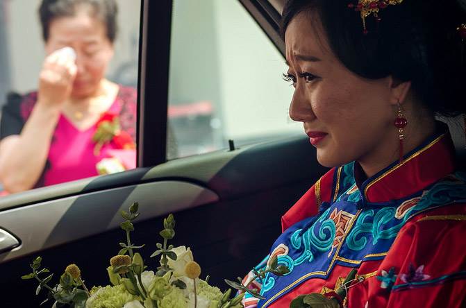 先給了18萬！婚禮當天 「新娘還要9萬下車費」高傲嗆：婚姻才能長久！男子暴怒扔下她：「帶著你的親戚，現在就滾回去」