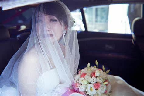 先給了18萬！婚禮當天 「新娘還要9萬下車費」高傲嗆：婚姻才能長久！男子暴怒扔下她：「帶著你的親戚，現在就滾回去」