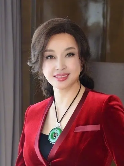 她48歲進監獄，如今她75歲身材豐滿如18歲，再嫁豪門！一個年過半百的女人卻能保持貌美如花？