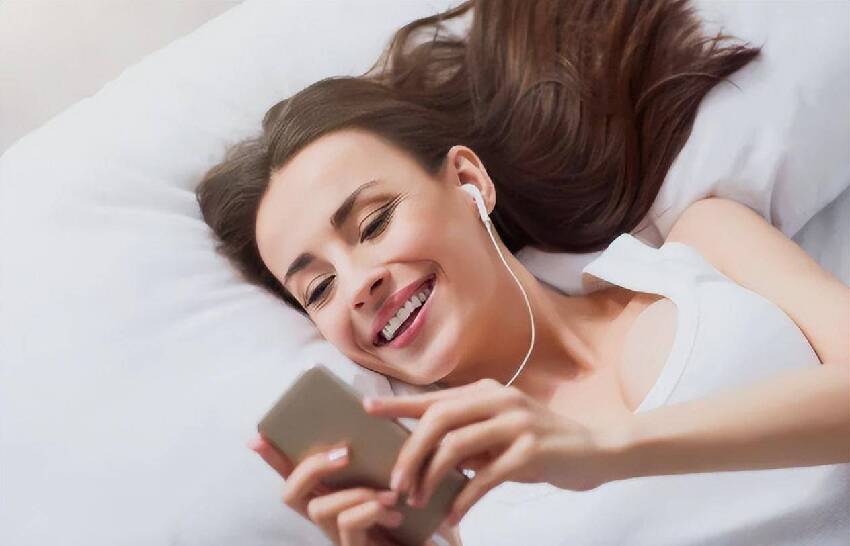 喜歡在睡前玩手機的人，可能不用多久，就會「落下」這5個毛病
