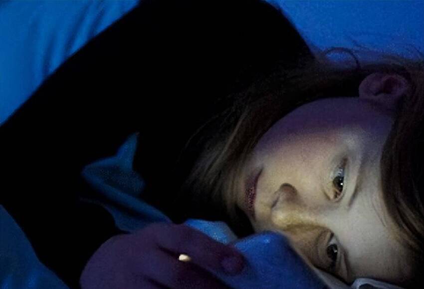 喜歡在睡前玩手機的人，可能不用多久，就會「落下」這5個毛病