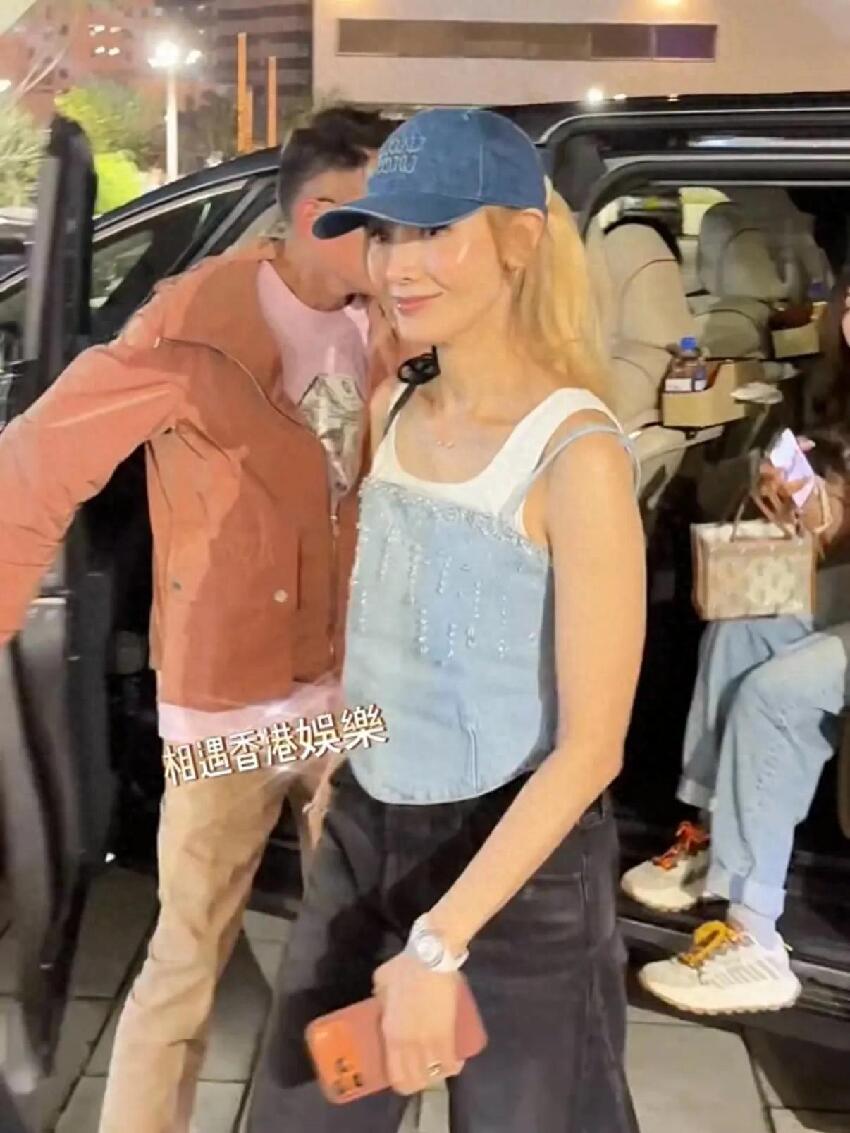 55歲李嘉欣和老公十指緊扣看演唱會，打扮減齡顯嫩，少女感十足