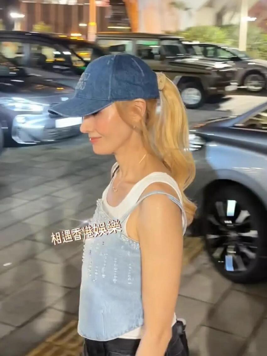 55歲李嘉欣和老公十指緊扣看演唱會，打扮減齡顯嫩，少女感十足