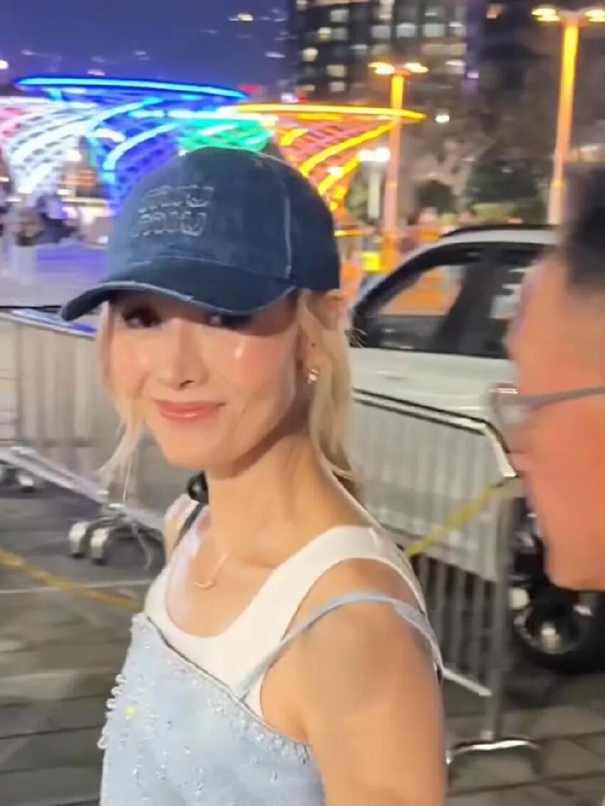 55歲李嘉欣和老公十指緊扣看演唱會，打扮減齡顯嫩，少女感十足