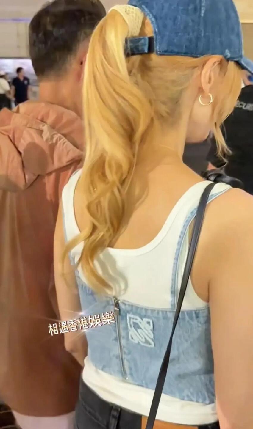 55歲李嘉欣和老公十指緊扣看演唱會，打扮減齡顯嫩，少女感十足