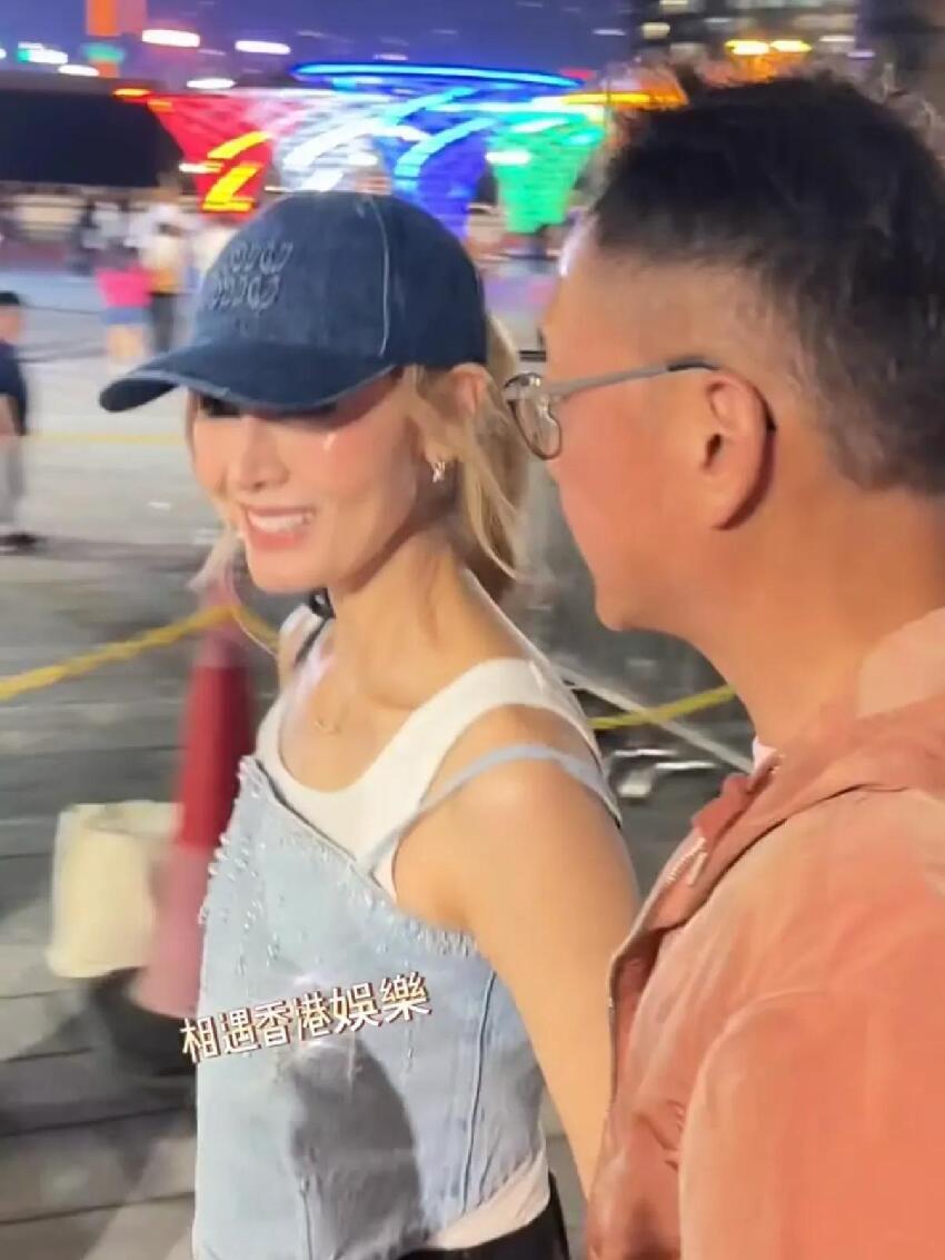 55歲李嘉欣和老公十指緊扣看演唱會，打扮減齡顯嫩，少女感十足