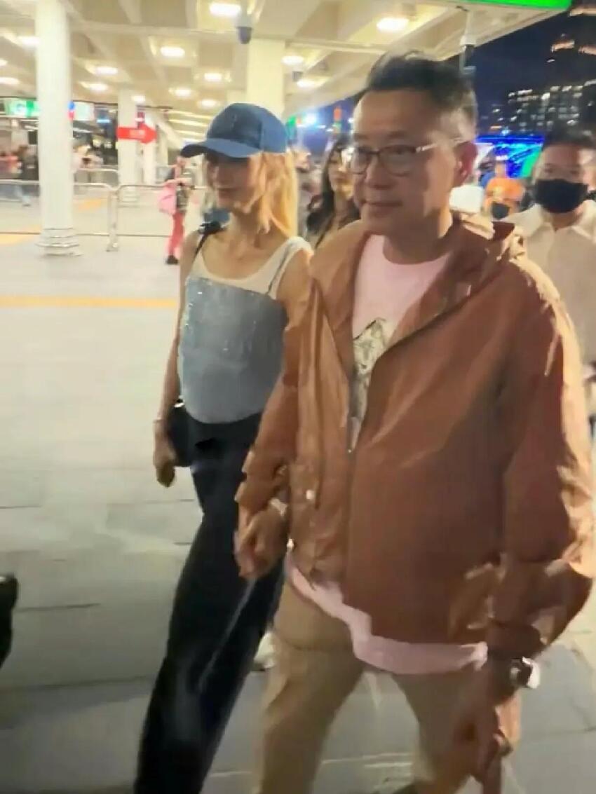 55歲李嘉欣和老公十指緊扣看演唱會，打扮減齡顯嫩，少女感十足